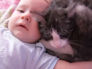 赤ちゃんをあやす猫「一緒にいてあげるにゃ♪」