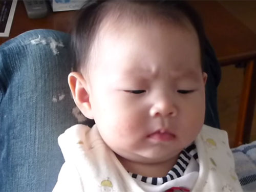 調子に乗る母親のイタズラに 3ヶ月の赤ちゃんが仏頂面で怒る顔が可愛い おもしろ動画まとめたにゃん